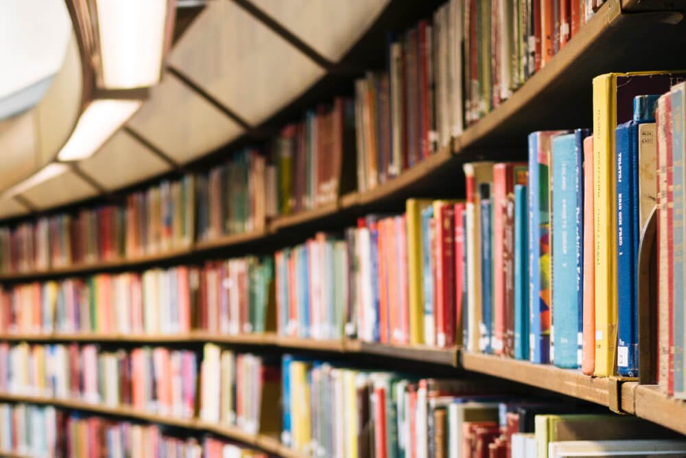 estante com livros